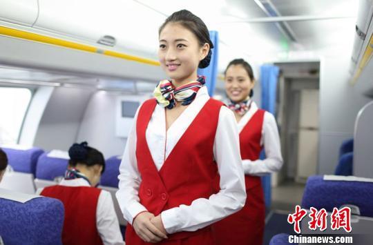 南京一高校建模拟机舱 女大学生练就空姐范(图)