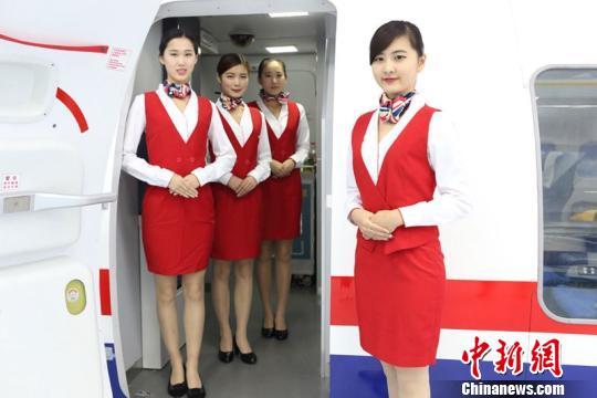 南京一高校建模拟机舱大学生练就空姐范