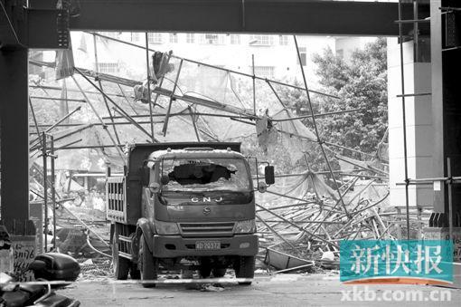 广州一货车撞塌施工脚手架 致3死11伤