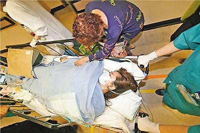 男子刀插妻子腹部后跳楼亡 子女及岳母目睹惨剧