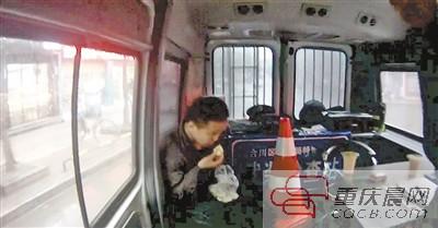 男子找工作未果饿昏街头 获救助连吃12个包子