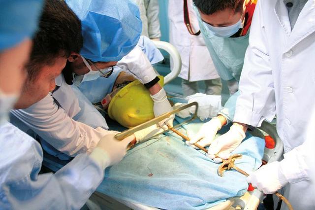 工地小伙4米高处坠地 钢筋插入头颅险丧命(图)