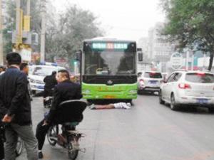 河北一男子酒后发飙拦公交闹医院 踹断护士手骨