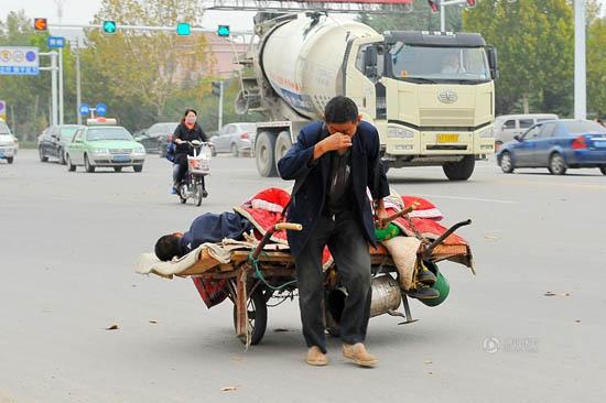 山东老人自制平板车 载出走精神病儿子回家(图)
