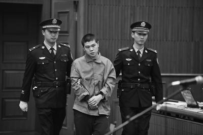 男子怀疑女友出轨将其掐死 自杀失败守尸一夜