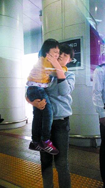 ������վһŮͯ�յ���վ̨ �г�Ա��ʮ�����Ԯ